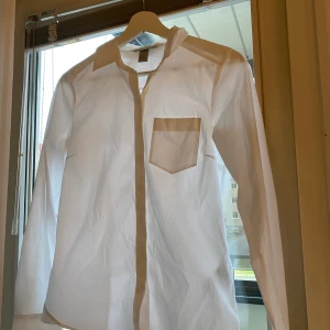 Vit skjorta - Helt vanlig vit skjorta i bomull. Nypris 250 Mittpris 80