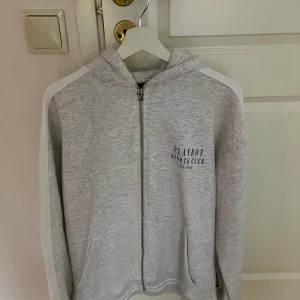 Playboy hoodie - Fin hoodie ifrån playboy som sitter oversized, den är helt oanvänd. 