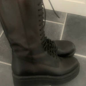 Kängor med snörning  - VAGABOND SHOEMAKERS Stövlett med snörning 'Tara' i Svart. Obetydligt använda  Löder och platå . 