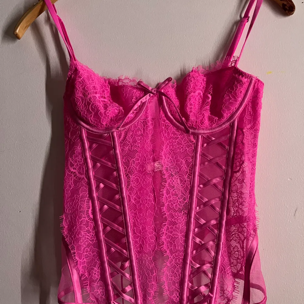 Fint rosa spets linne/korsett från victoria secret, ledig använd o köpte för 1,300kr så skulle kunna tänka mig o sälja för runt 1000 men priset kan diskuteras:D. Toppar.