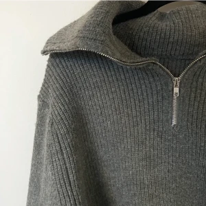 stickad tröja med dragkedja - så fin tröja ifrån gina tricot. storlek M, säljer då den tyvärr inte kommer till användning. bra skick, ändast använd fåtal gånger. helt slutsåld. 350kr❤️