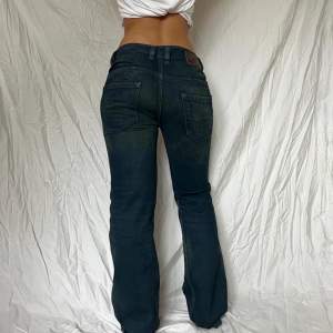 Diesel jeans- storlek 29/40 Innerbenslängden-75cm Midjemåttet-41cm Modellen b är vanligtvis storlek s och är 160cm Köp här eller på insta @refashionuf❤️❤️