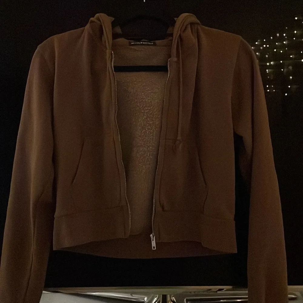 Brun zip hoodie från Brandy Melville. Tröjor & Koftor.