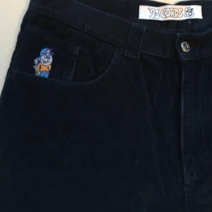 Polar 93 chords Blå 30x30 - Polar 93 byxor i manchester. Använda men i gott skick. För en mera loose fit.  Populär skatebyxa. Blå i färgen :)