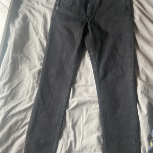 J.Lindbergh jeans  - L.lindberg jeans stl 32,32  , köpt för 1700 men säljs för 600kr pris kan diskuteras. Säljs pga passar ej, ettiket finns kvar för mer info kom pm