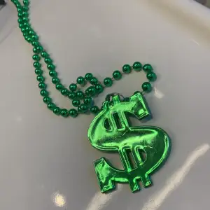 Grönt pengar halsband, 25 kr  Har aldrig varit anvent 