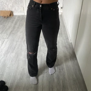 Raka Jens  - Urtvättade jeans med slitna hål på varje ben, bra passform, nyskick. 