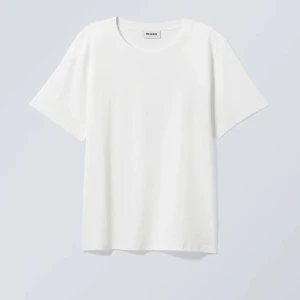 T-shirt Weekday  - Vit basic t-shirt från weekday storlek M Aldrig använd 