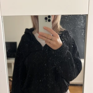Svart huvhoodie - Svart huvhoodie med dragkedja till brösten. För kort för mig (177cm) därav försäljning! Annars sjukt mysig🫶🏻