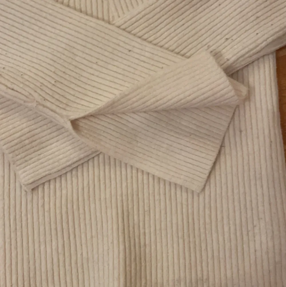 Säljer denna fina tröjan från Zalando, Bershka köpte den förr förra veckan, använd en gång och finns inga defekter. Den är o storlek M men passar som en XS/S. Stickat.