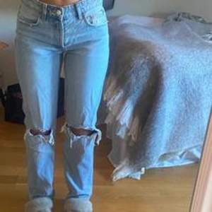 Nu säljer jag mina ljusblå midrise jeans med hål från zara då dem är för stora för mig. Dem är i bra skick men ena hålet på byxan har blivit lite större men inget man märker eller tänker på. 🥰