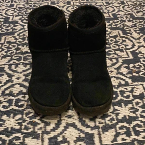 Uggs  - Fina vinter skor som tyvärr är för små, inte så använd💕💕💕💕