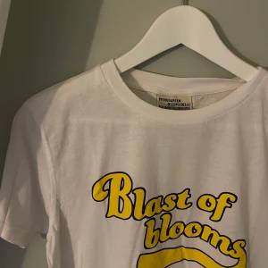 T-shirt - T-shirt med tryck från märket baum und pferdgarten.