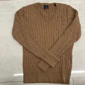 Gant  - Äkta Gant, väldigt skön material, snygg med ett par fin byxorna, mörk beige 