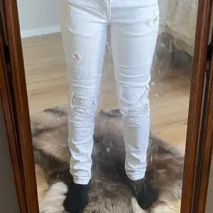 Vita jeans med snyggt slitna ben extra tyg bakom 