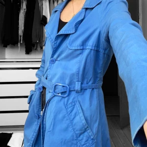 Kappa - Söt blå kappa i tunnt material, står inge strl men uppskatt att den till 36-38/S-M. Inga märkbara slitningar och färgen är fortfarande väldigt klar