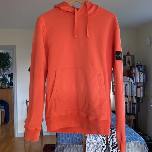 Stone Island Hoodie - Stone Island hoodie med unik färg. Används sällan och säljer därför. Inga missfärgningar eller fläckar. Alltid tvättats på 30 grader utan stone island märket. Köpt nånstans i Amsterdam. Authentication = dm