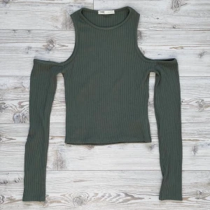 Cool grön tröja <3 - Cool oanvänd tröja från Pull&Bear! Storlek S men kan passa XS-M 🖤