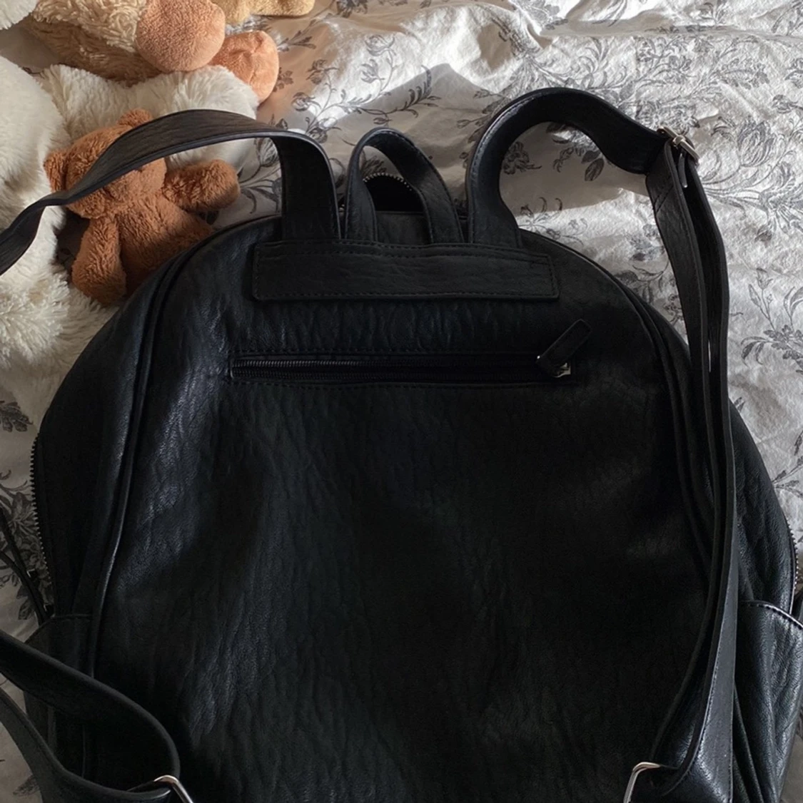 Svart väska med silver detaljer - 91