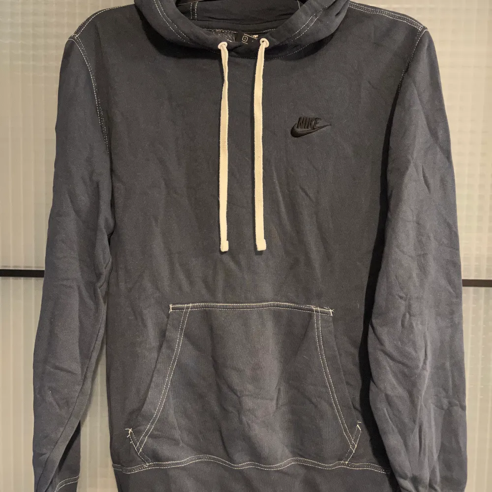 Blå Nike hoodie med vita sömmar! Storlek S. Hoodies.