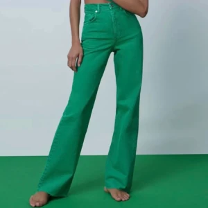 Zara jeans - Jeans från zara, gott skick, använt under våren, väldigt fina! Kan skicka fler bilder vid behov. Pris kan diskuteras vid snabb affär! Frakt: 45kr