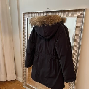 Canada Goose jacka dam - Säljer min äkta mörkblåa canada goose jacka i storlek S. Köpt 2018, behöver kemtvättas och tagit det i beaktande i priset. Nypris ca 10 000kr. 