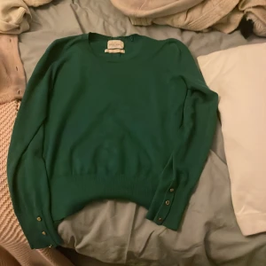 Gröna tröja - En jätte fin grön tröja med guld detaljer, den är från Holly & Whyte. I storlek s men passar ganska bra på mig som har xs oxh xxs 
