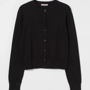 Stickad kofta - Så fin tunn stickad kofta från H&M . Tröjan är i bra skick. Original pris är 179kr säljer den för 80kr+frakt