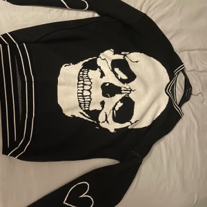 Tröja - En tröja med skalle, hjärnorna syns bak på armbågen. Stolek S men är väldigt stor storleken den kommer passa även om man har XL på sig. Är aldrig använd i nyskick!