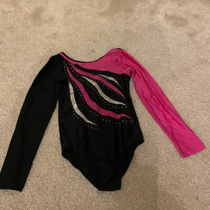 Gymnastikdräkt - Säljer en dräkt från light in the box. Den är i storlek 160!💘