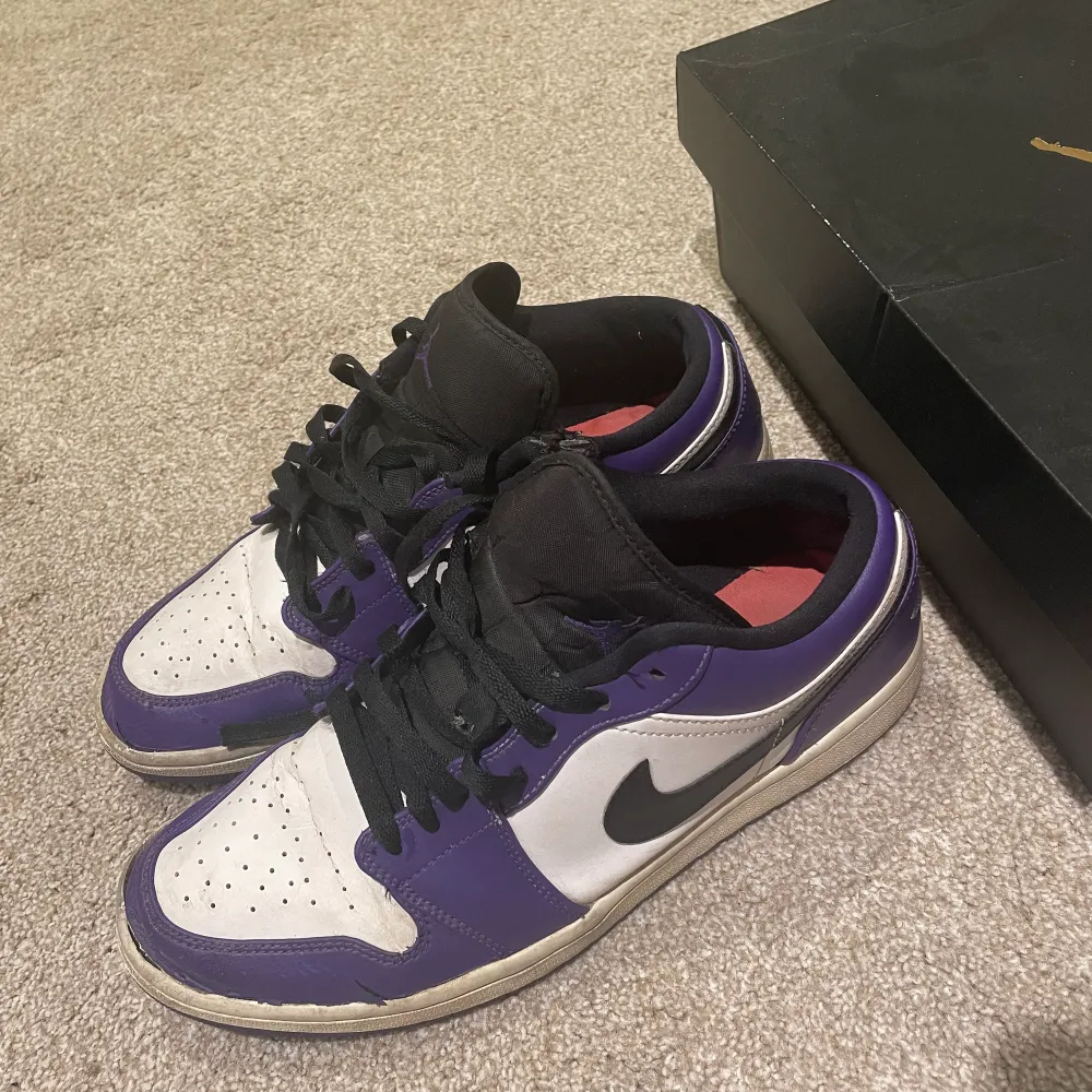 ÄKTA!! Använda men okej skick. Storlek EU 45. Air jordan court purple. Kan skicka fler bilder om så önskas! Med låda. Kan mötas upp i göteborg. . Skor.