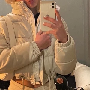 Kort fluffig jacka - Säljer min creme färgade jacka från Bershka. Storlek S. Väldigt fint skick. Tror att nypriset låg på 500/600. 