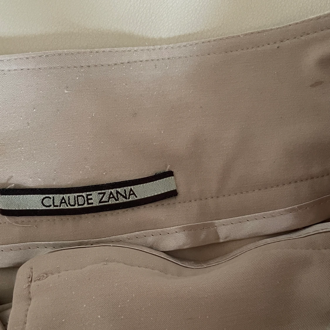 Beigefärgade kostymbyxor  - 90