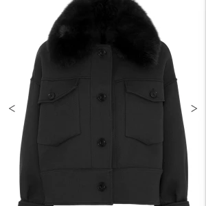 meotinekappa - Säljer min meotinejacka, i nyskick förutom att grejen man hänger upp jackan med är trasig i ena änden. 1500+frakt