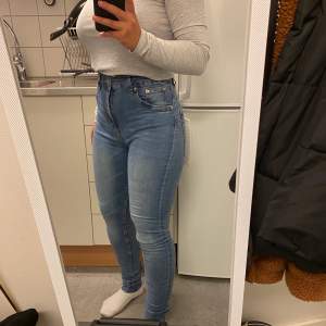 Ljusa högmidjade byxor strl M. Jag är 158 cm lång, byxorna är liite långa för mig. 