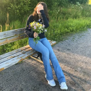 flare jeans - storlek s, dock stretchiga så hade kunnat passa någon med strl m också…🤍 100kr + frakt 