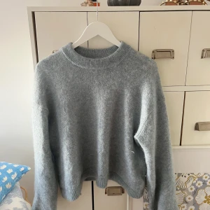 Stickad tröja  - Ljusblå stickad tröja från Hm i ullblandning, storlek xs men sitter oversized💙
