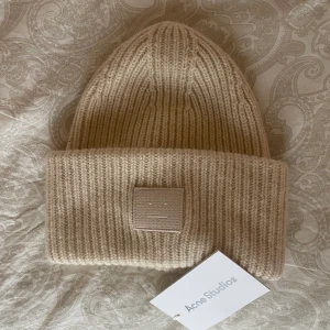 Acne Studio Mössa - Helt oanvänd med prislapp kvar, från Acne Studio.. Jättefin och mysig!! Köparen står för frakt, kan mötas upp 🥰