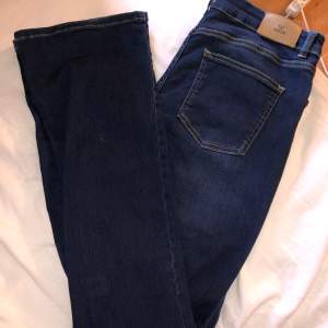 Säljer mina fina blåa Nelly lågmidjade jeans, knappt använda och mycket fint skick💙