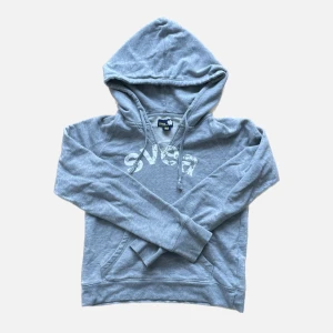 SVEA Hoodie - Hoodie från SVEA i strl M, blivit lite noppig men i förövrigt fint skick! 🤍 Fraktas spårbart för 59 kr 💌