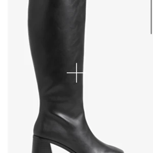 SÄLJER MONKI STÖVLAR/boots - Råkar köpa två stycken par säljer en av de. Helt slutsålda och ej använt monki stövlarna. 