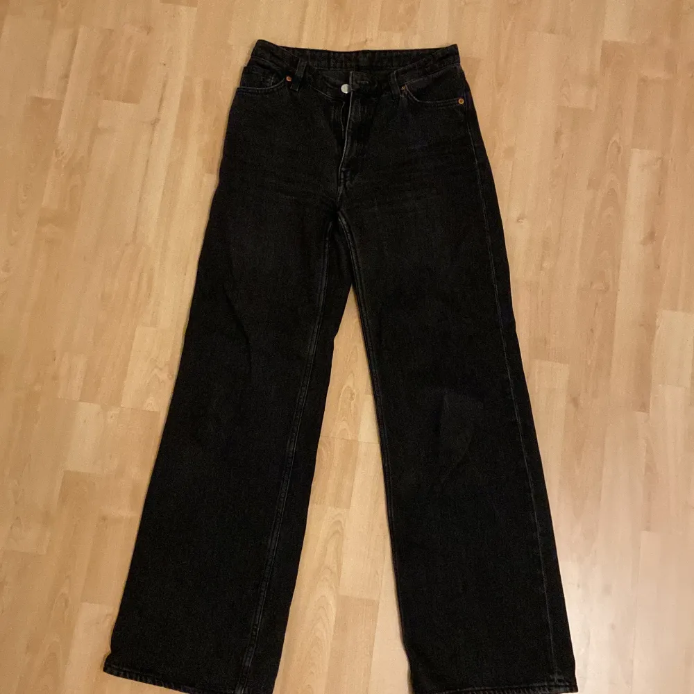 Högmidjade svarta jeans köpta på monki, strl 26.  180 kr inklusive frakt🫶. Jeans & Byxor.