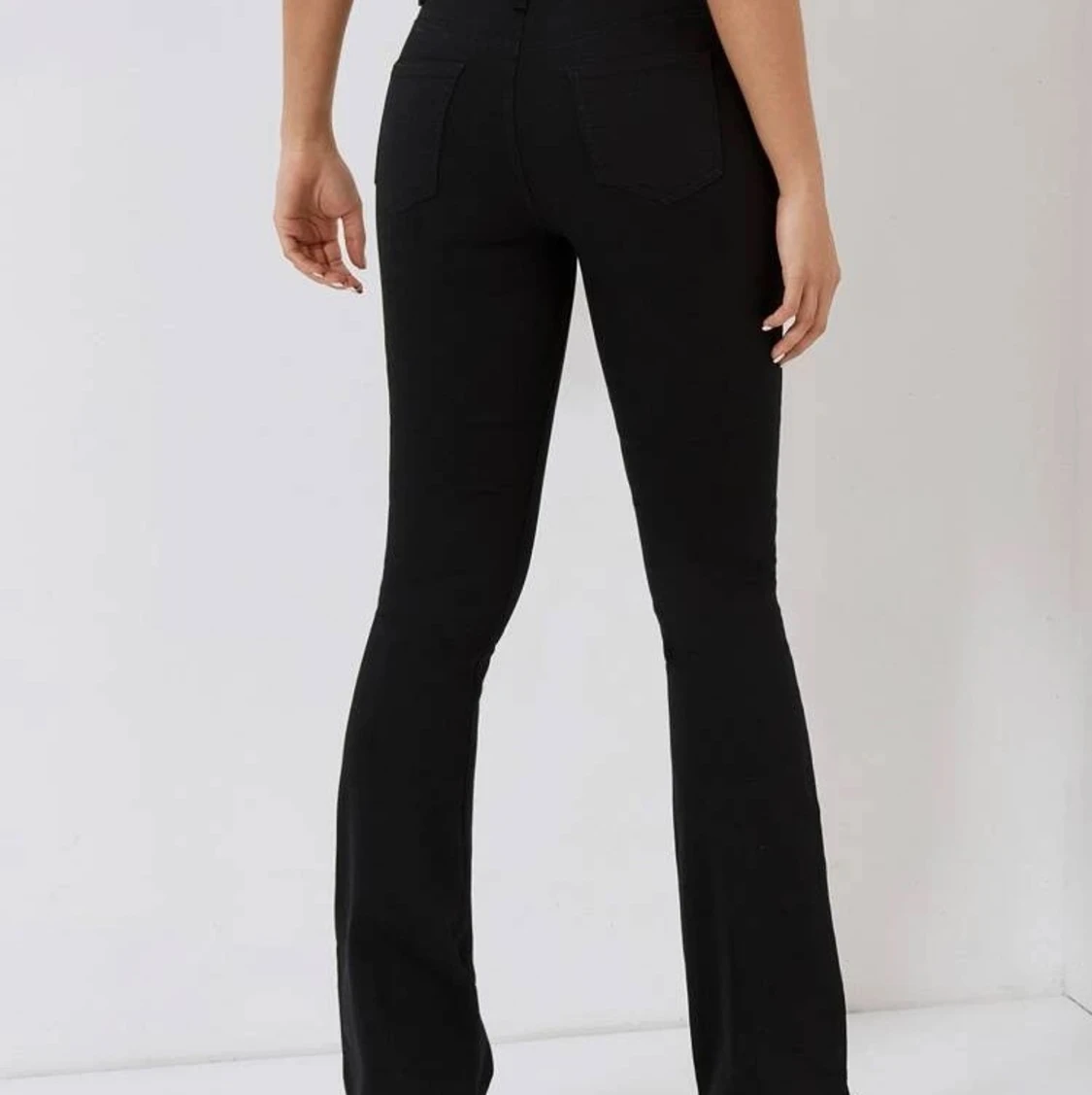 Svarta bootcut jeans - 90