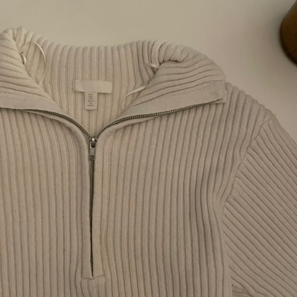 Säljer denna superfina half zipped tröjan från H&M, aldrig använd . Tröjor & Koftor.