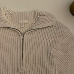 Säljer denna superfina half zipped tröjan från H&M, aldrig använd 