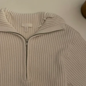 Vit tröja  - Säljer denna superfina half zipped tröjan från H&M, aldrig använd 