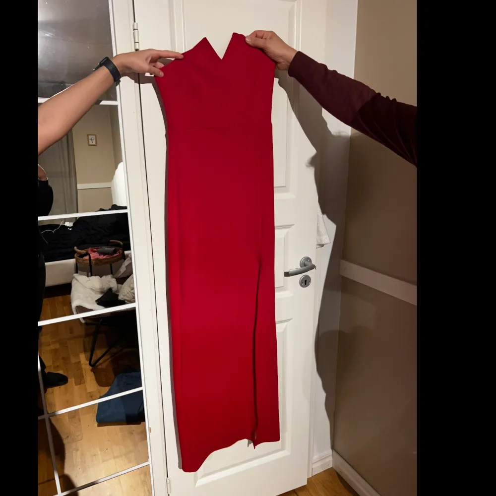 Säljer en röd maxi klänning med slits i storlek 10. Passar perfekt för ball, jul, ny år osv. Knappt använd skriv vid intresse. . Klänningar.