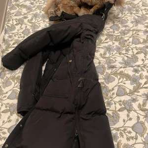 parajumpers (pjs)  - Har köpt den jacka förra året.Eftersom jag använder inte jackan så mycket just nu därför vill sälja.Jag har inte använt den jacka så mycket.