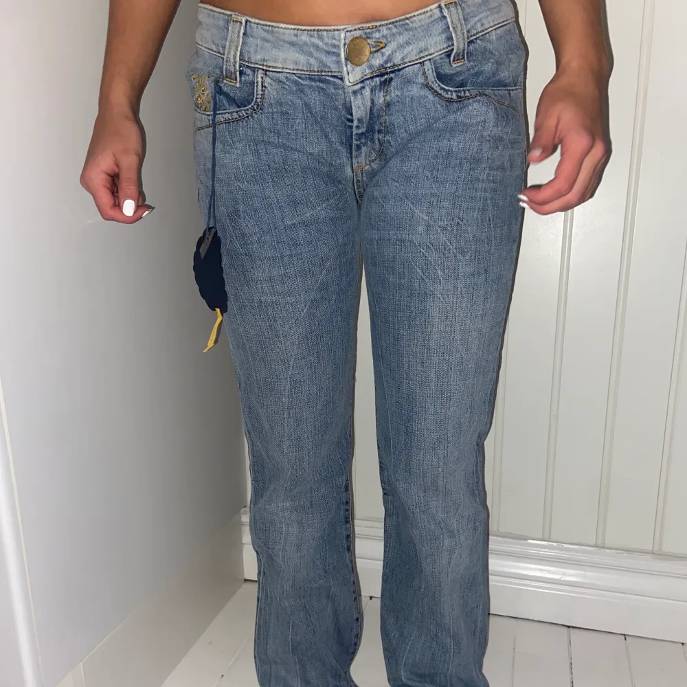 Såå fina och oanvända lågmidjade jeans som är köpta här på plick! Dessa är lite långa för mig som är 160 och passar perfekt för dig i storlek 32-36! Tyvärr satt dessa inte som jag ville och säljer därför vidare dom♥️ Köpare står för frakt!!. Jeans & Byxor.