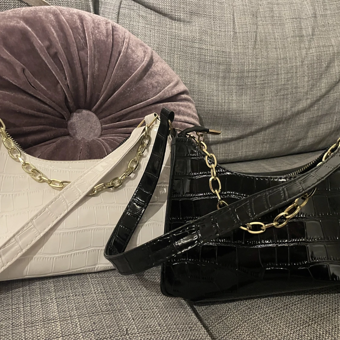 Axelremsväska svart o vit